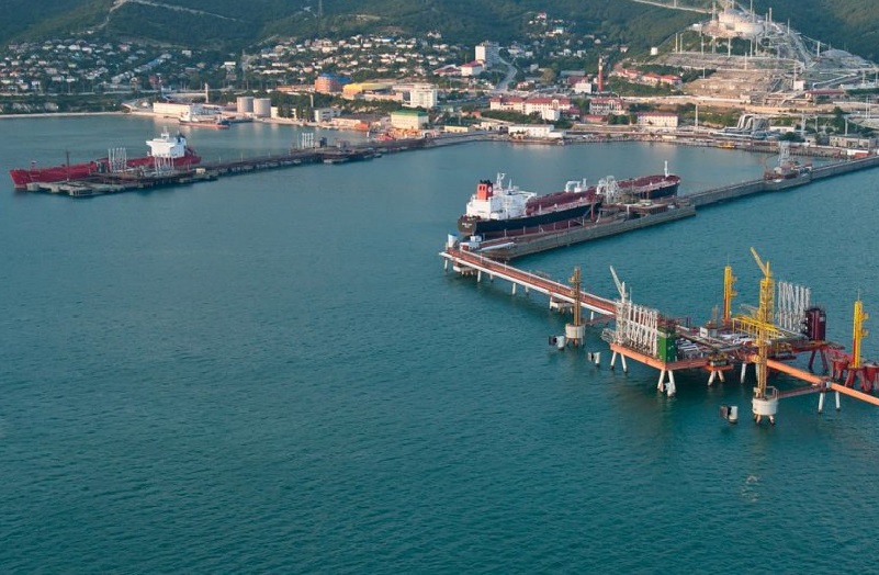 Explozii și avarii în portul Novorossiisk din Marea Neagră, în urma unui atac cu drone, afectează infrastructura cheie a Rusiei Noaptea de 6 aprilie a adus evenimente dramatice în portul Novorossiisk, unul dintre cele mai importante din Marea Neagră pentru Rusia, după ce drone au atacat un terminal petrolier și au provocat avarii semnificative, inclusiv într-un bloc de apartamente din oraș