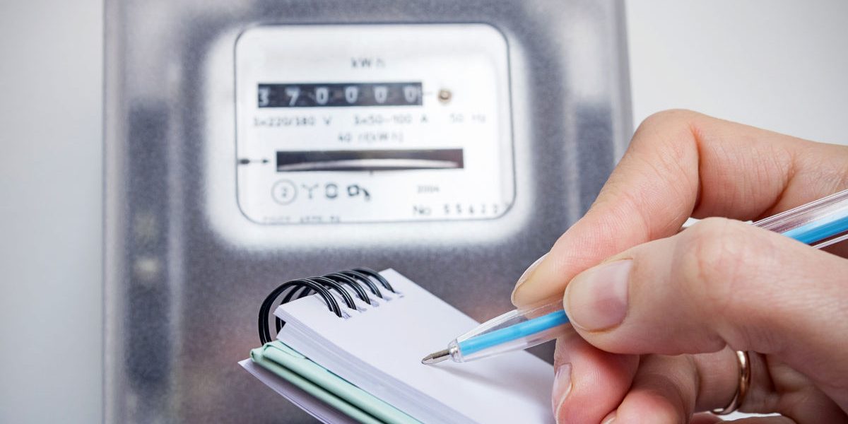 PPC lovește: Prețuri mai mici la energia electrică pentru români, un an