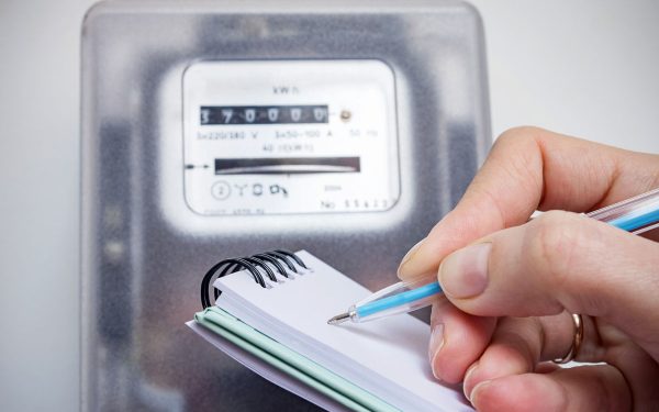 PPC lovește: Prețuri mai mici la energia electrică pentru români, un an