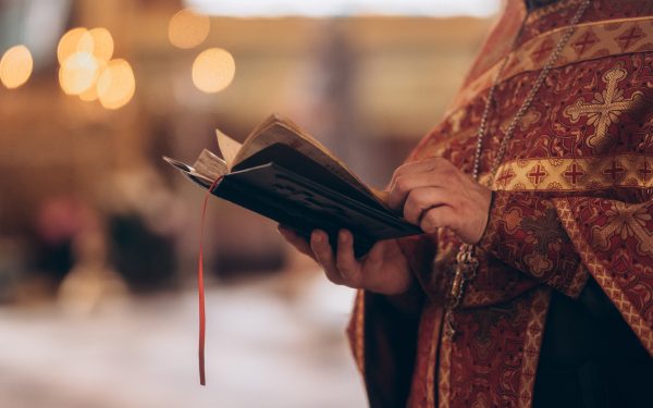 Spovedania, secretul liniștii sufletești. Preot: „Ne curățăm de rele” | AUDIO