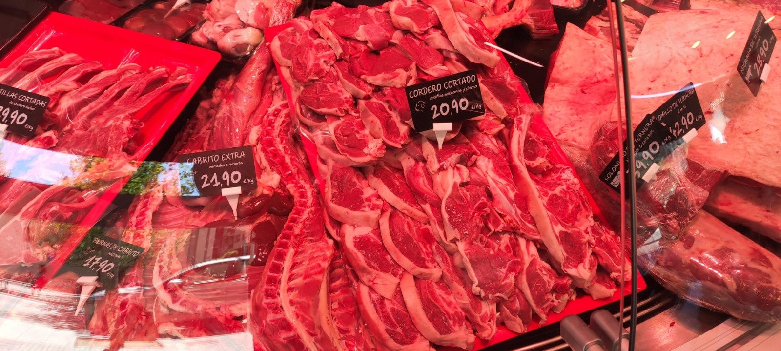 Cu o săptămână înainte de Paștele Ortodox, prețurile la carne de miel înregistrează creșteri similare cu cele din alte țări europene, iar cumpărătorii români încep să facă prospecțiuni în piețe și supermarketuri pentru a găsi cele mai convenabile oferte