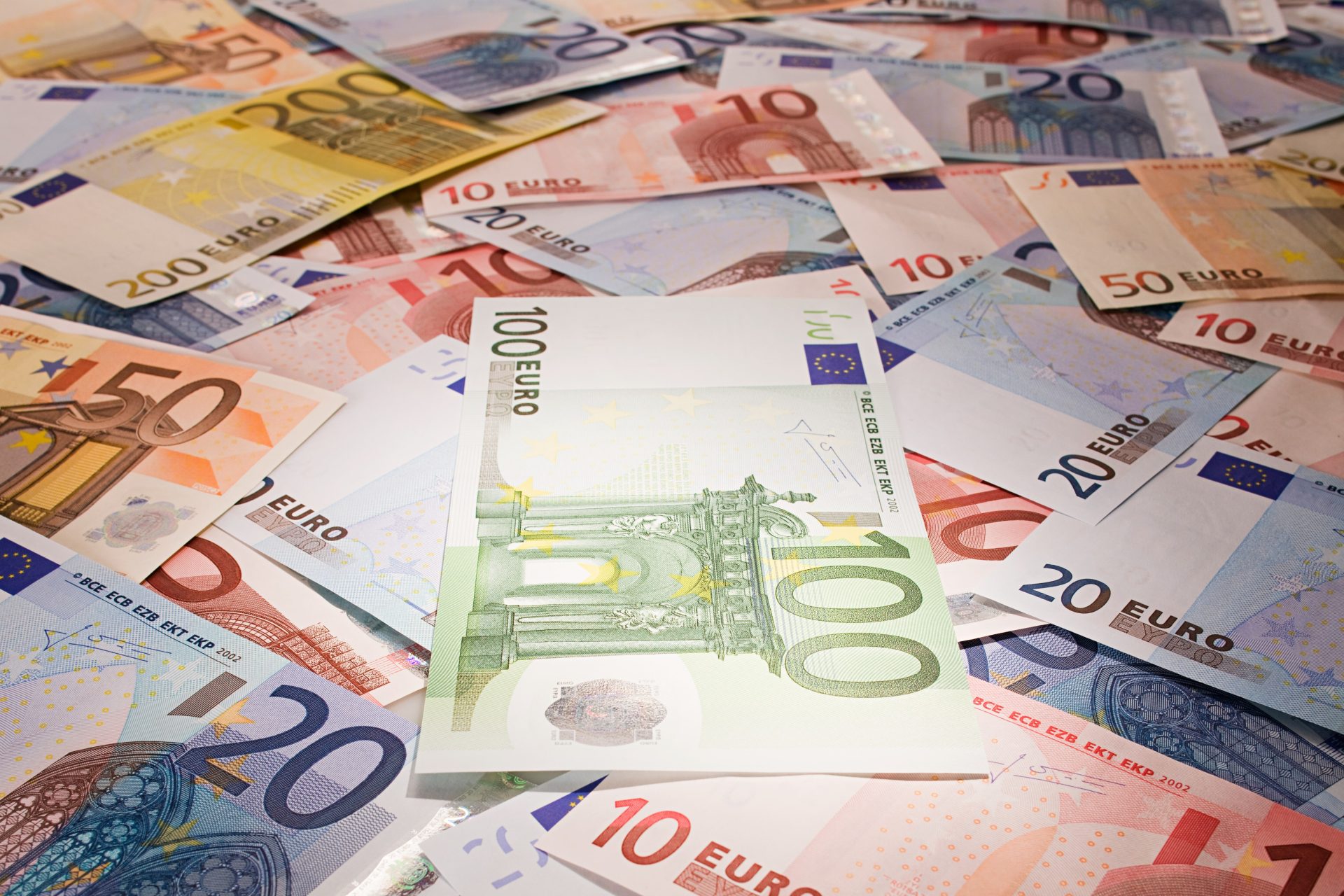 Fonduri europene pentru fermieri și antreprenori: până la 20 milioane EUR pentru panouri solare și baterii în 2026
