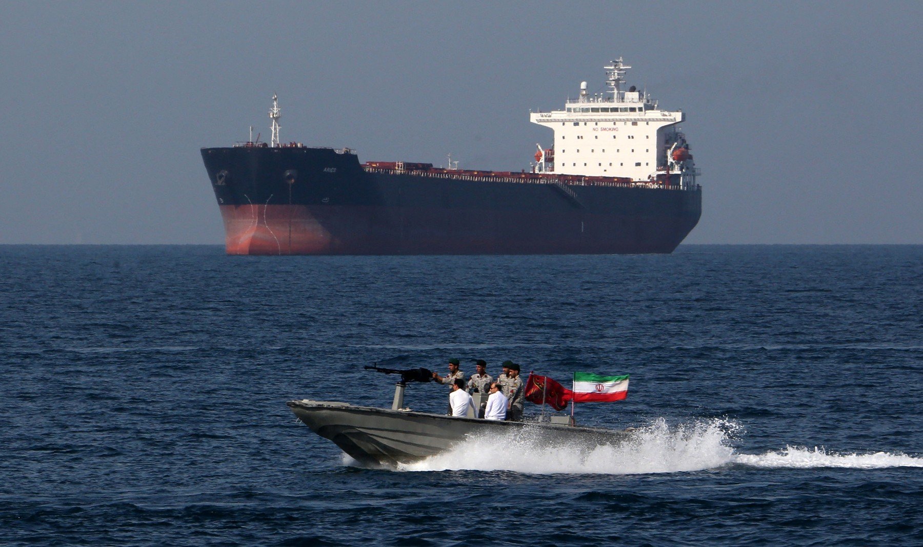 Teheran, prima reacție după armistițiul lui Trump. Ce se întâmplă în Strâmtoarea Ormuz?
