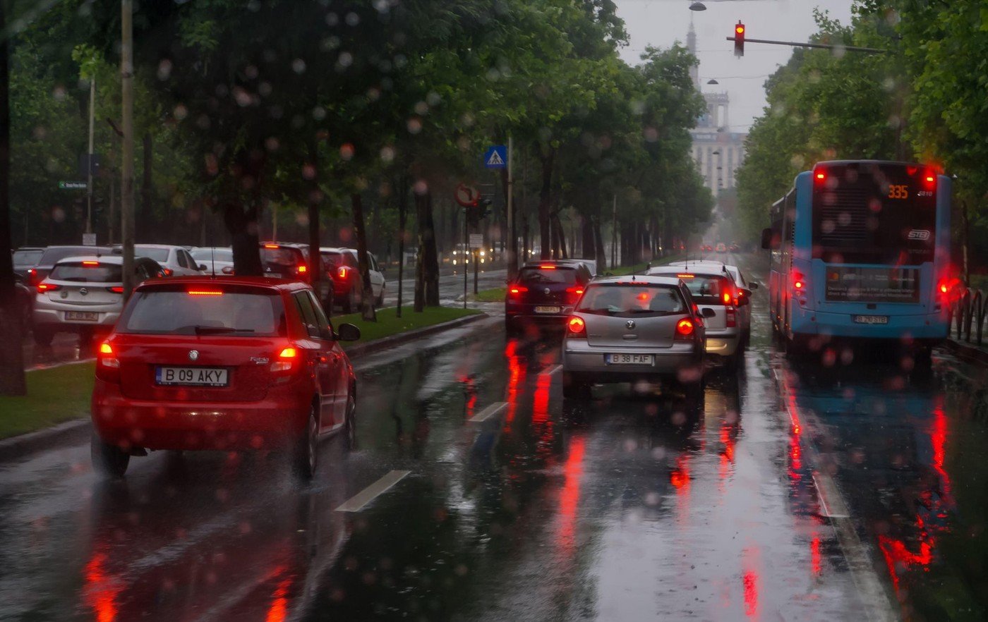 Administrația Națională de Meteorologie a emis joi dimineață două coduri galbene, valabile pentru București, din cauza condițiilor meteo severe prognozate pentru următoarele zile