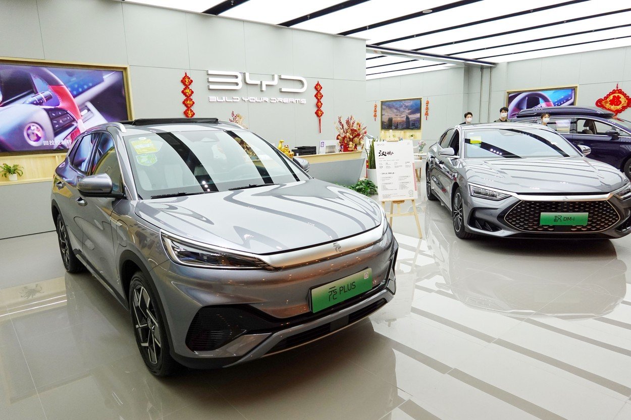 Scandal Internațional la Fabrica BYD din Ungaria: Acuzații Grave de Exploatare a Muncitorilor Fabrica europeană a gigantului auto chinez BYD, aflată în construcție în Ungaria, se confruntă cu acuzații grave de abuzuri asupra angajaților