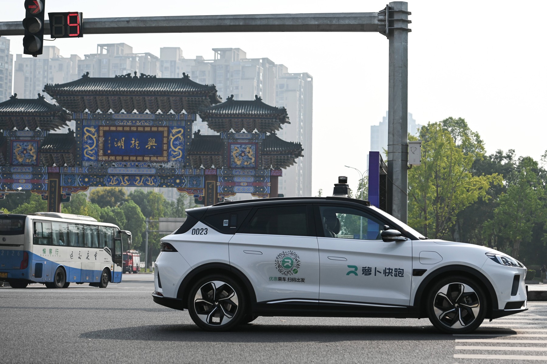 Autoritățile din Wuhan au anunțat miercuri că o defecțiune de sistem a dus la oprirea unui număr semnificativ de robotaxiuri Apollo Go în oraș, adâncind îngrijorările legate de siguranța serviciilor de transport autonom în orașele din China