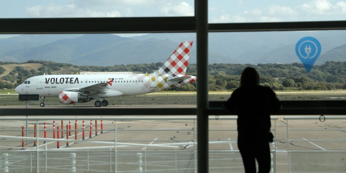 Aerienii bagă mâna-n buzunar: Taxă suplimentară, inclusiv pentru biletele deja plătite