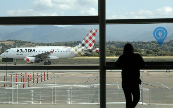 Aerienii bagă mâna-n buzunar: Taxă suplimentară, inclusiv pentru biletele deja plătite