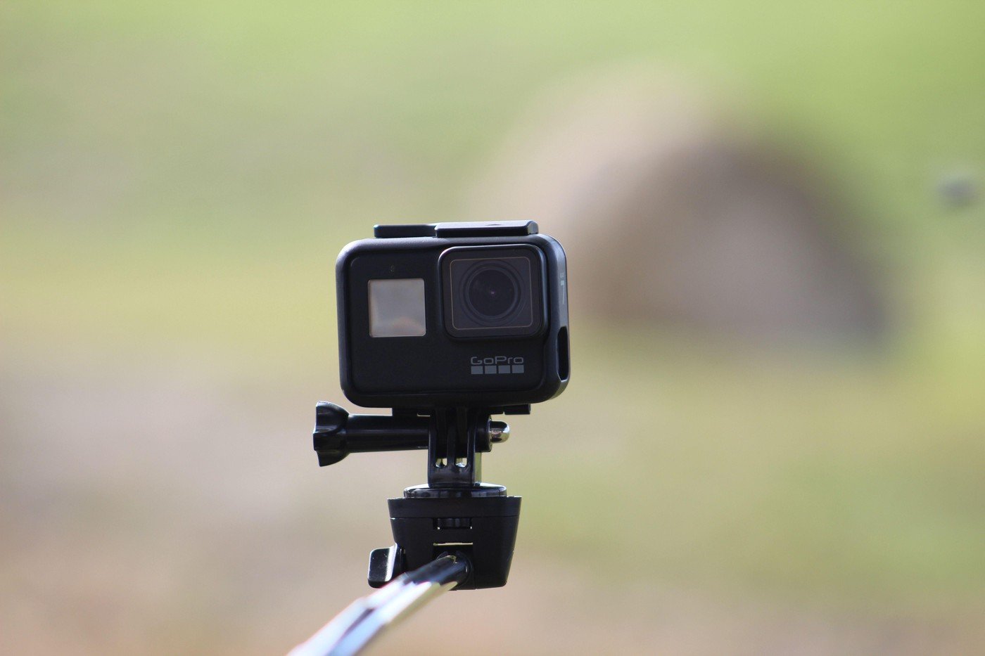 GoPro, un Far spre Apus: Concedieri Masive și Lupta pentru Supraviețuire GoPro, odată considerată vedeta Wall Street-ului și un etalon al camerelor de acțiune, se confruntă cu o criză majoră