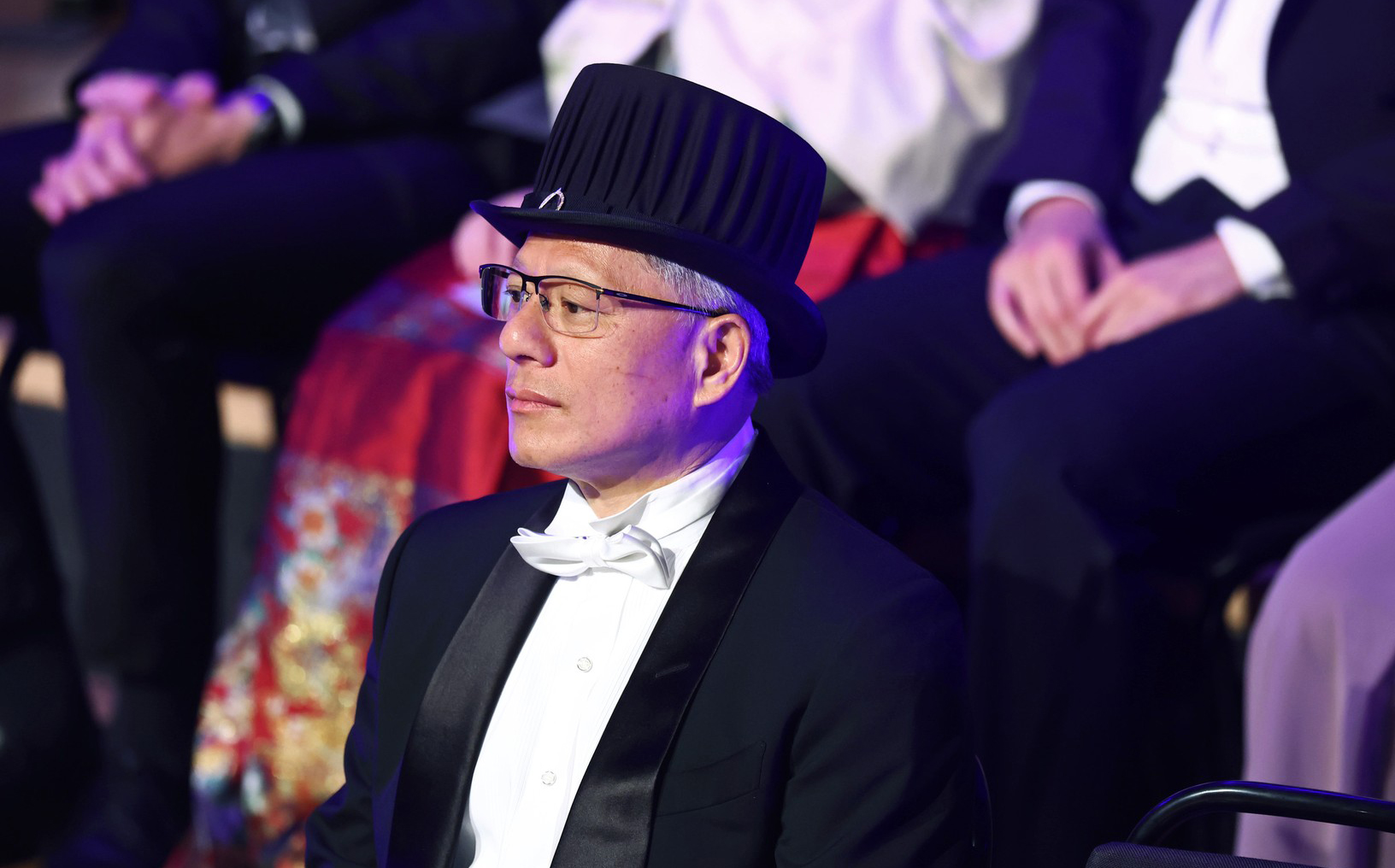 Jensen Huang, CEO al Nvidia, consideră că tehnologia de inteligență artificială nu va genera un val brusc de concedieri, ci mai degrabă va transforma radical piața muncii, creând roluri noi și adaptate noilor cerințe tehnologice