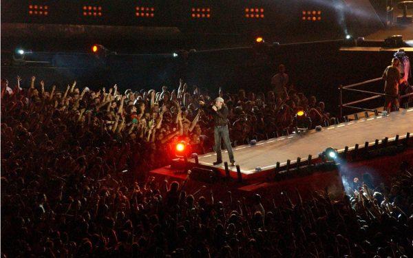 Muncitor concediat și amendat cu 5.000 euro după concert în Italia