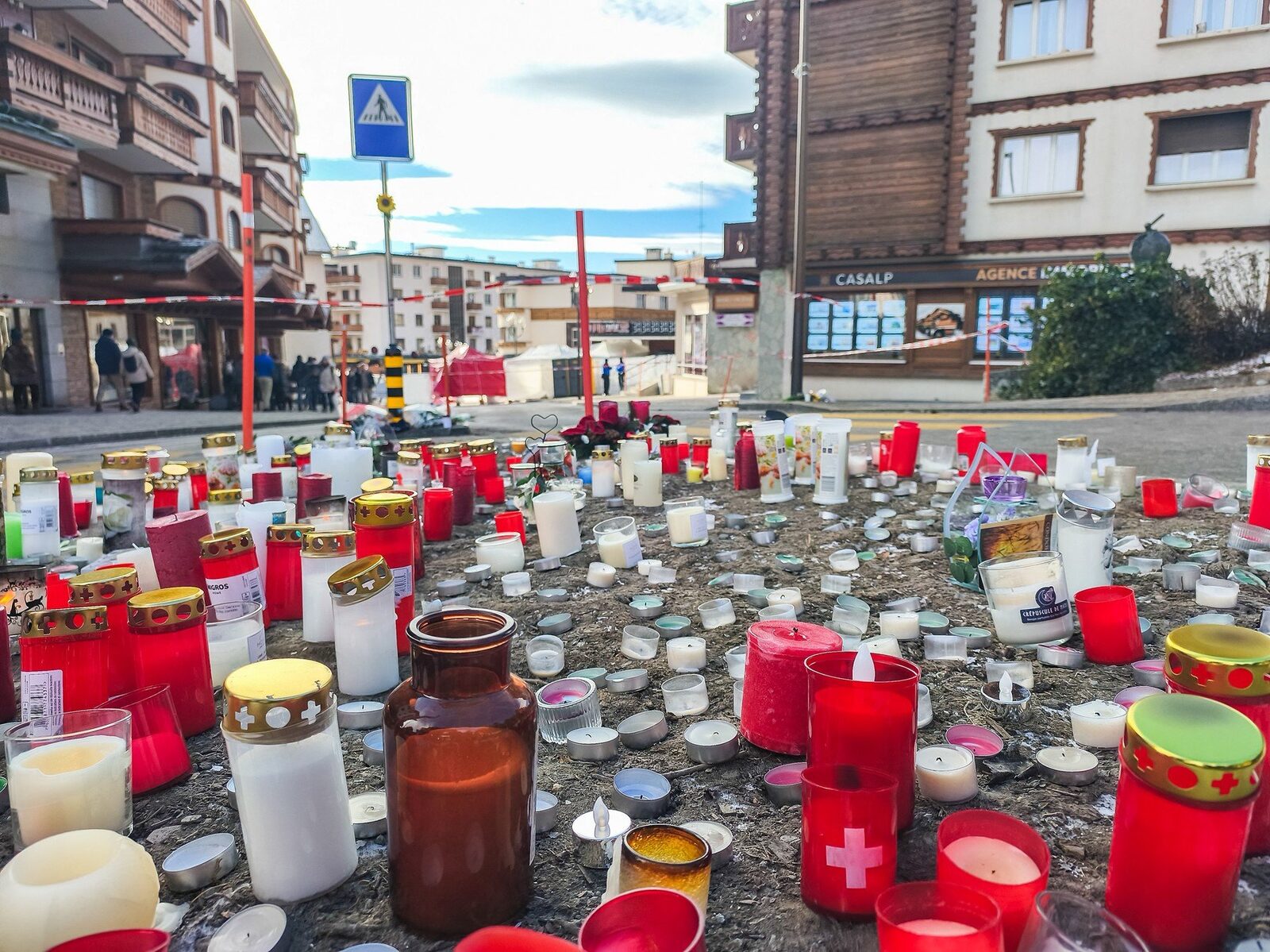 Proprietarii localului din Crans-Montana, acuzați în Italia după incendiul ucigaș