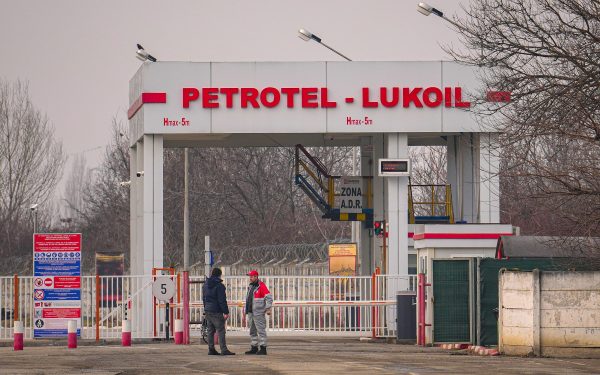 Petrotel Lukoil redeschide porțile: „Carburanți mai ieftini ca-n regiune”