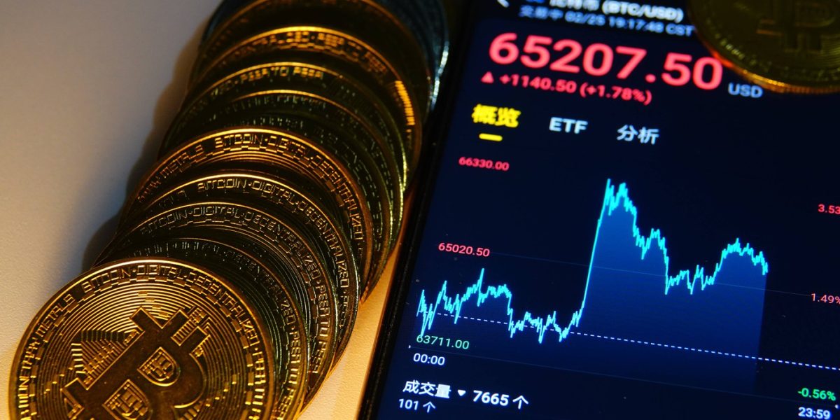 Noul indiciu în misterul satoshi nakamoto Ziarul The New York Times a readus în prim-plan enigma creatorului Bitcoin, Satoshi Nakamoto, printr-o anchetă recentă