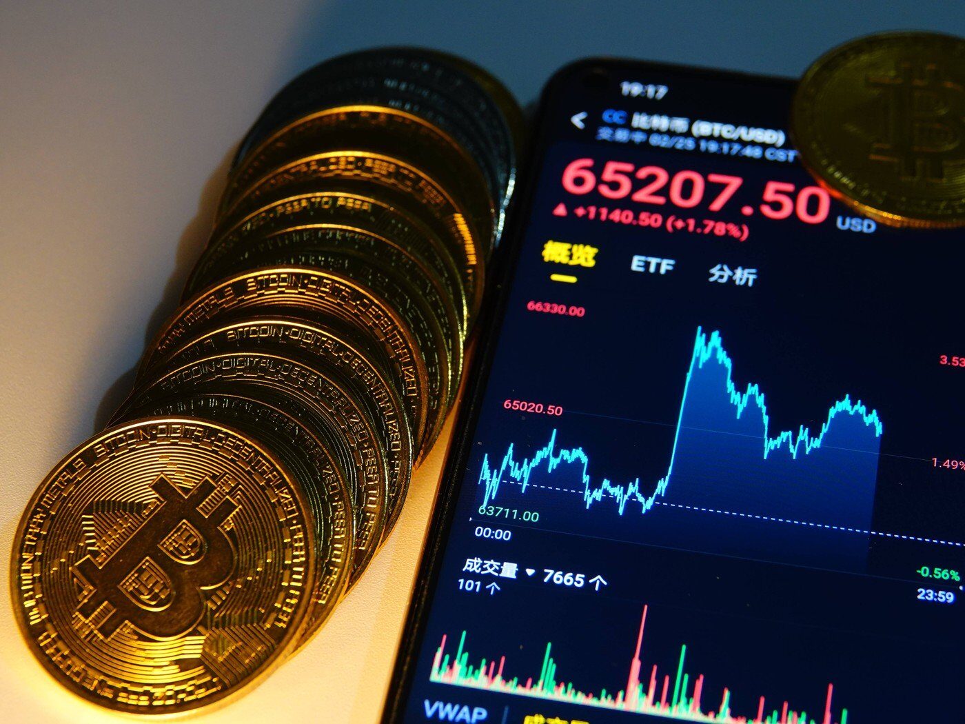 Noul indiciu în misterul satoshi nakamoto Ziarul The New York Times a readus în prim-plan enigma creatorului Bitcoin, Satoshi Nakamoto, printr-o anchetă recentă