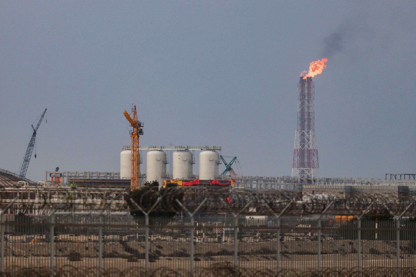 Un detaliu tehnic crucial, menționat aproape neglijent de economistul șef al Băncii Europene pentru Reconstrucție și Dezvoltare, arată amploarea crizei energetice: va dura între trei și cinci ani pentru a fi readusă în funcțiune infrastructura critică