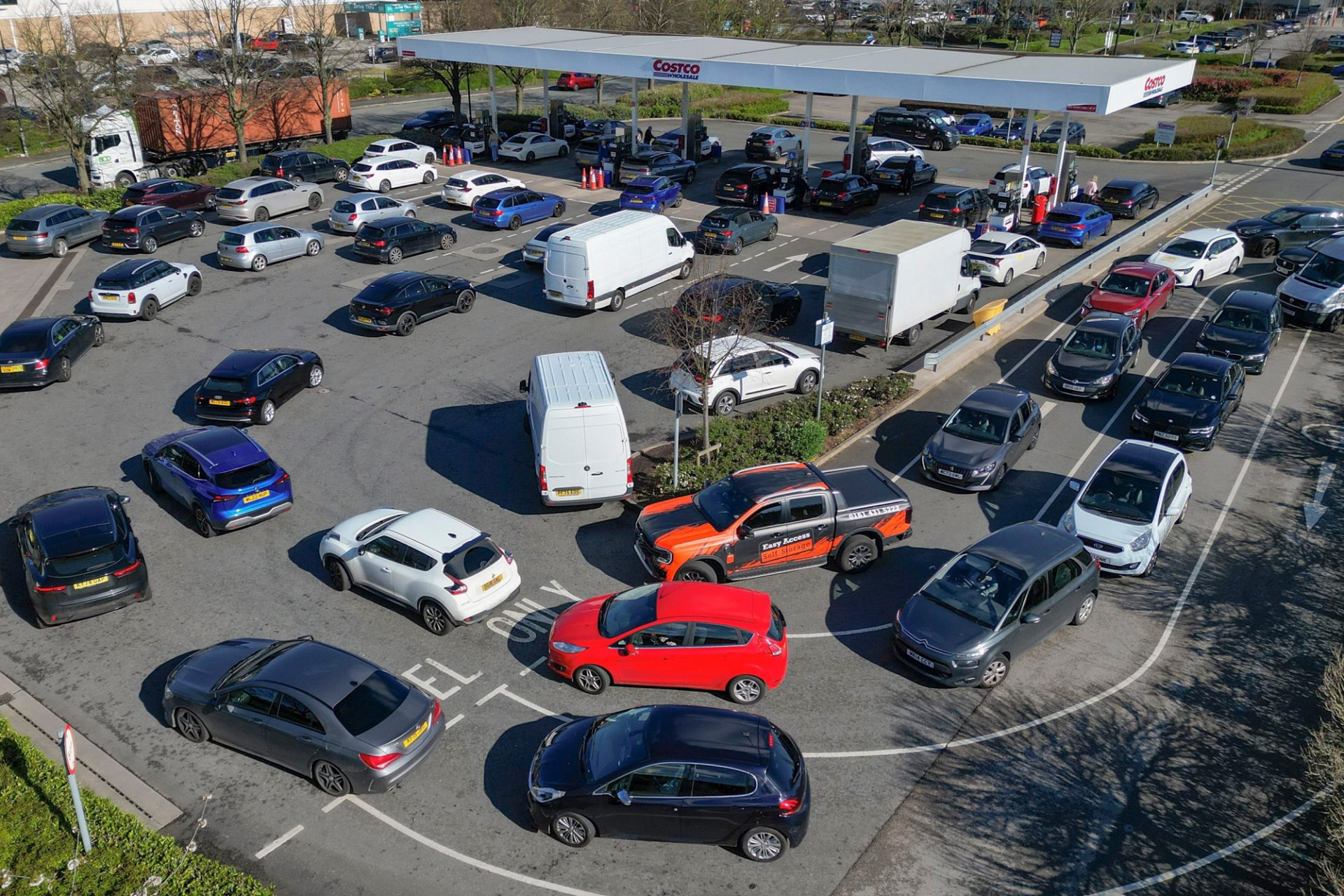 prețurile carburanților în România au crescut mai mult decât în Europa, în timp ce criza afectează și țara importatoare din Rusia și Azerbaidjan