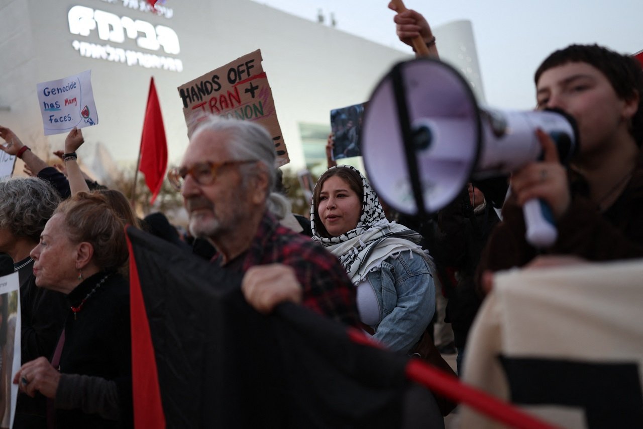 Peste o mie de persoane au participat sâmbătă seara la Tel Aviv într-un protest împotriva războiului condus de Israel împotriva Iranului și Hezbollah în Liban