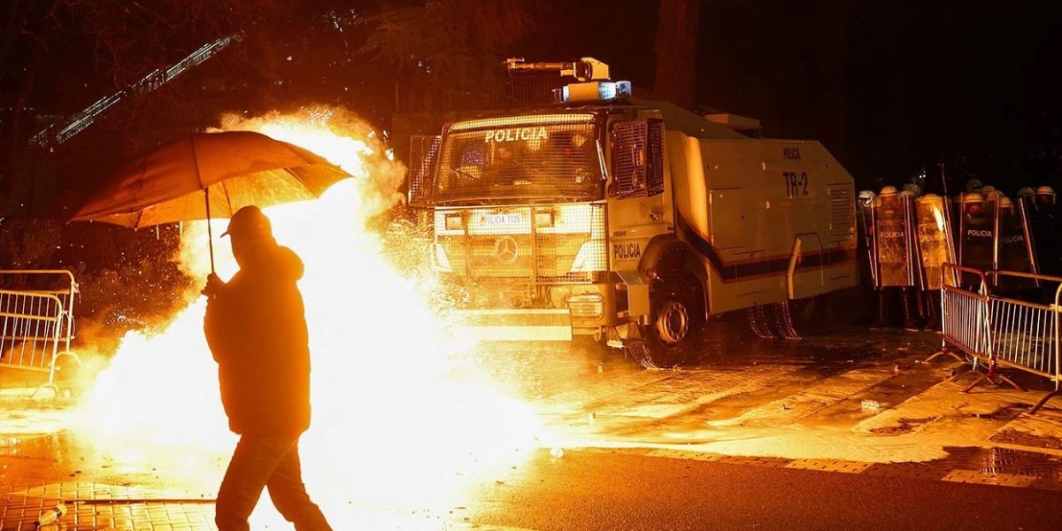 Tirana: Peste 20 de arestări și trei parlamentari internați după proteste