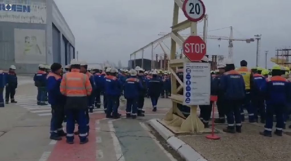 Mii de angajați de la Damen Mangalia, Liberty Galați și Romaero primesc salariile restante înainte de Paște Un număr de aproape 4.700 de angajați de la companiile Liberty Galați, Damen Shipyards Mangalia și Romaero București își vor primi salariile restante înainte de sărbătorile pascale