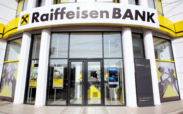 Bătălia băncilor: Raiffeisen, ofertă de 450 mil. euro, contraatăcată rapid!