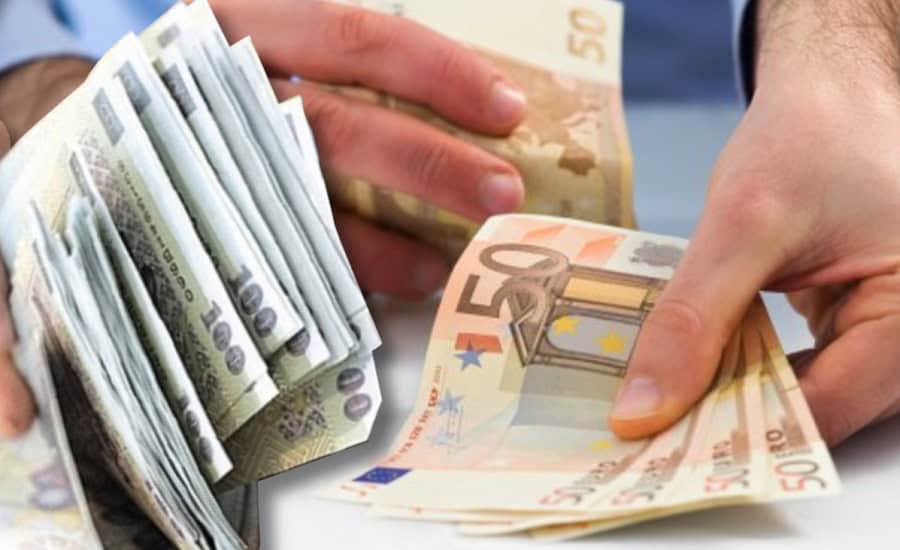 Remiterile din România scad, dar românii din străinătate trimit bani acasă