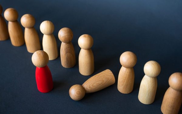 De ce emoțiile negative se agață: povara resentimentelor blocate