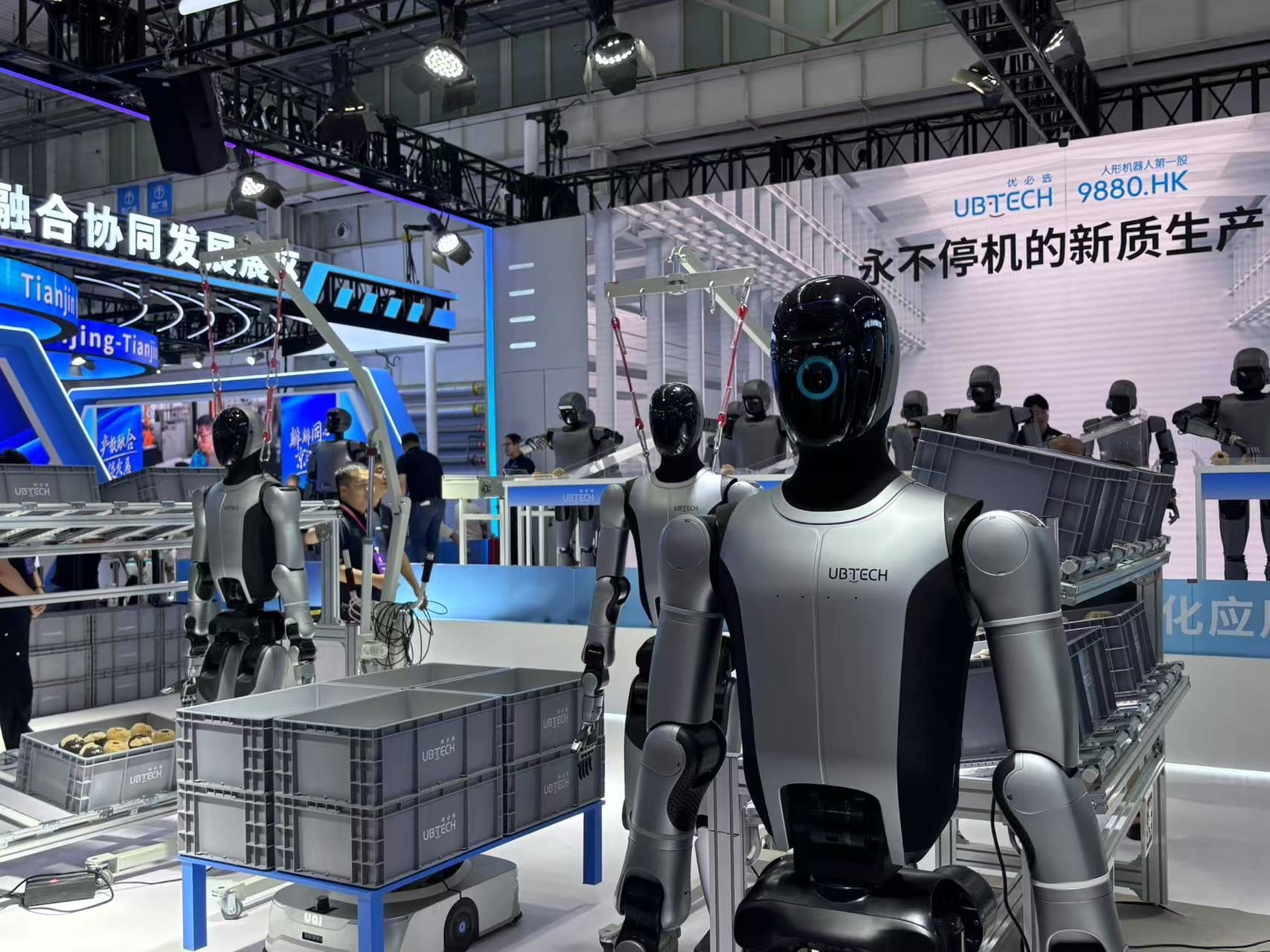 Compania chineză oferă până la 18 milioane de dolari pe an pentru experți în robotica O companie chineză din domeniul tehnologiei face furori în industrie prin anunțul de a oferi salarii spectaculoase pentru experți în robotică