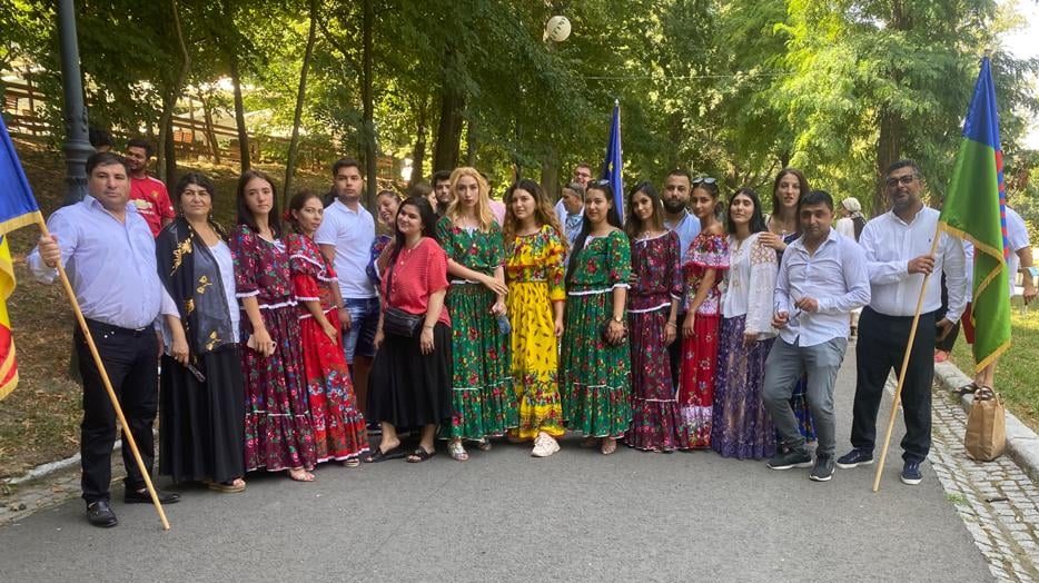 Președintele Nicușor Dan a transmis, luni, un mesaj de Ziua Internațională a Romilor și sărbătoarea etniei romilor din România, în care a subliniat contribuția comunității rome la diversitatea culturală a țării și a evidențiat importanța recunoașterii și respectării drepturilor acesteia