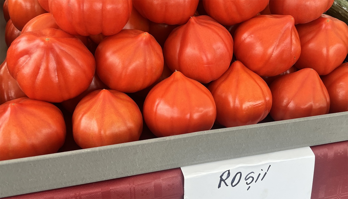 În Piața OBOR din București, cu doar câteva zile înainte de Paște, prețurile la roșii au explodat, depășind chiar și costul cărnii