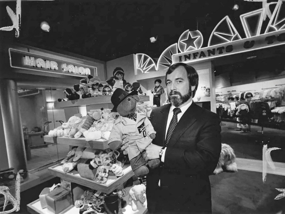 Roy Raymond, fondatorul brandului Victoria’s Secret, a fost o personalitate care a reușit să transforme o idee aparent simplă într-un imperiu de milioane de dolari