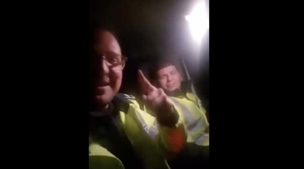 Polițiști în autospecială, chef cu manele. VIDEO viral cu permisul la ”risc”