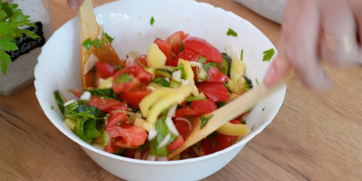 Greșeala FATALĂ în salata de roșii cu castraveți: Gustul se DUCE