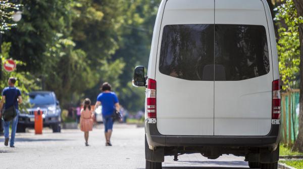 Scandal uriaș cu microbuzele electrice: Ministrul Educației, reacție dură