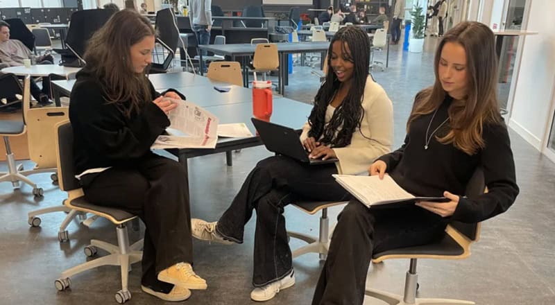 Suedia întoarce foaia: Revine la manuale și scris de mână, pentru elevi