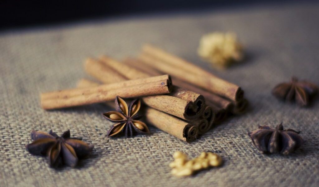 Atenție la scorțișoară: Interacțiune mortală cu medicamentele zilnice