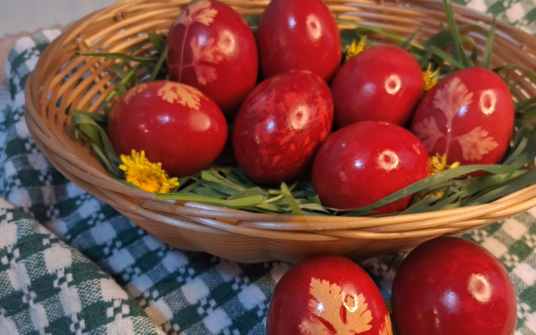 Culori vibrante de Paște: Vopsește ouăle cu trucuri naturale (ceapă, sfeclă, varză roșie)
