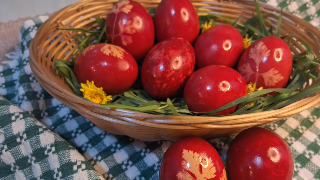 Culori vibrante de Paște: Vopsește ouăle cu trucuri naturale (ceapă, sfeclă, varză roșie)