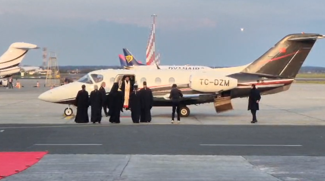 Avionul cu Sfânta Lumină a aterizat la București