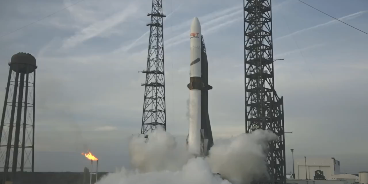 Blue Origin detronează SpaceX: Primul motor New Glenn refolosit, aterizare istorică