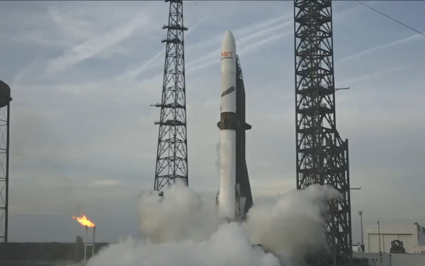 Blue Origin detronează SpaceX: Primul motor New Glenn refolosit, aterizare istorică