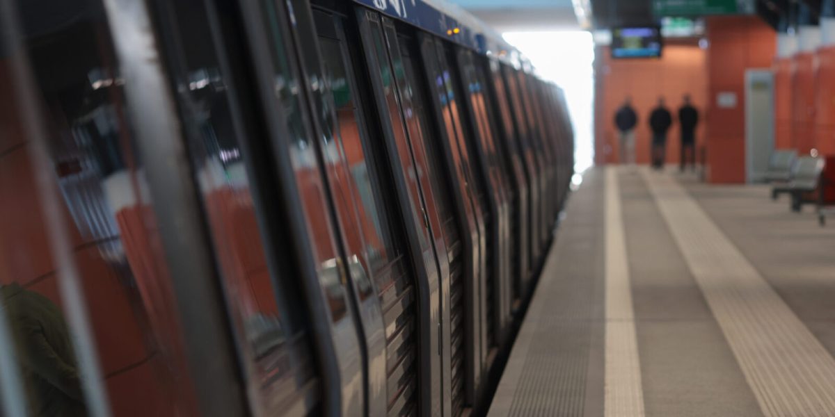 Bucată din tavan prăbușită în metroul din București: Trenurile, oprite