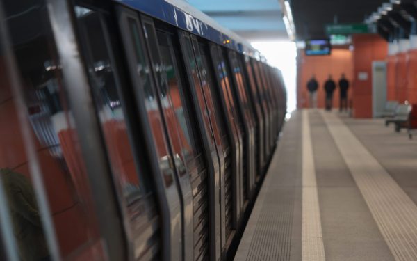 Bucată din tavan prăbușită în metroul din București: Trenurile, oprite