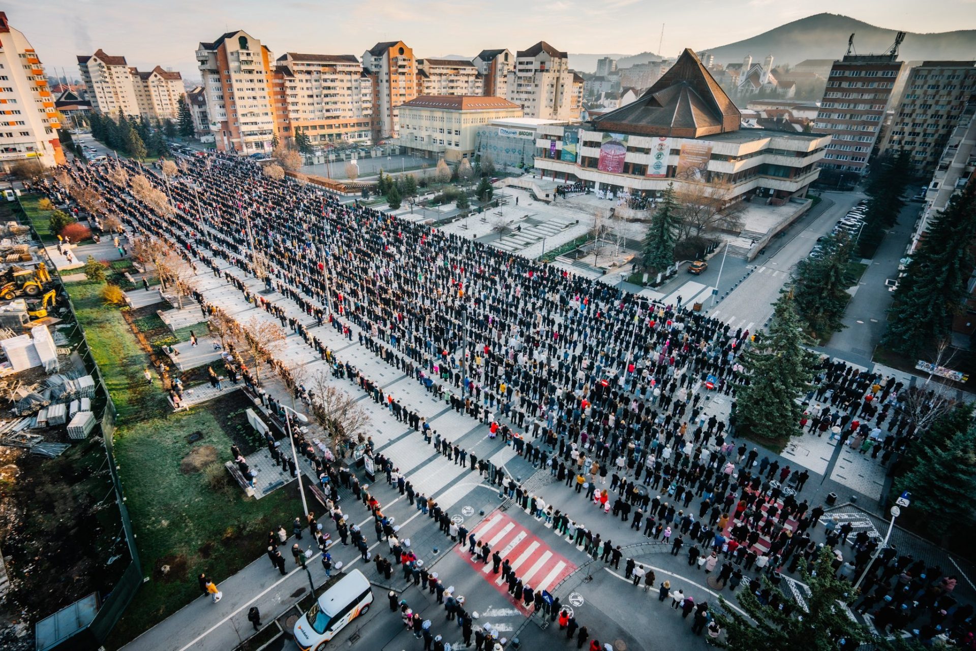 Mii de credincioși s-au adunat în centrul orașului Miercurea Ciuc pentru a participa la tradiția sfințirii bucatelor de Paște, eveniment care a fost surprins în fotografii și postat duminică pe pagina de Facebook a liderului UDMR, Kelemen Hunor