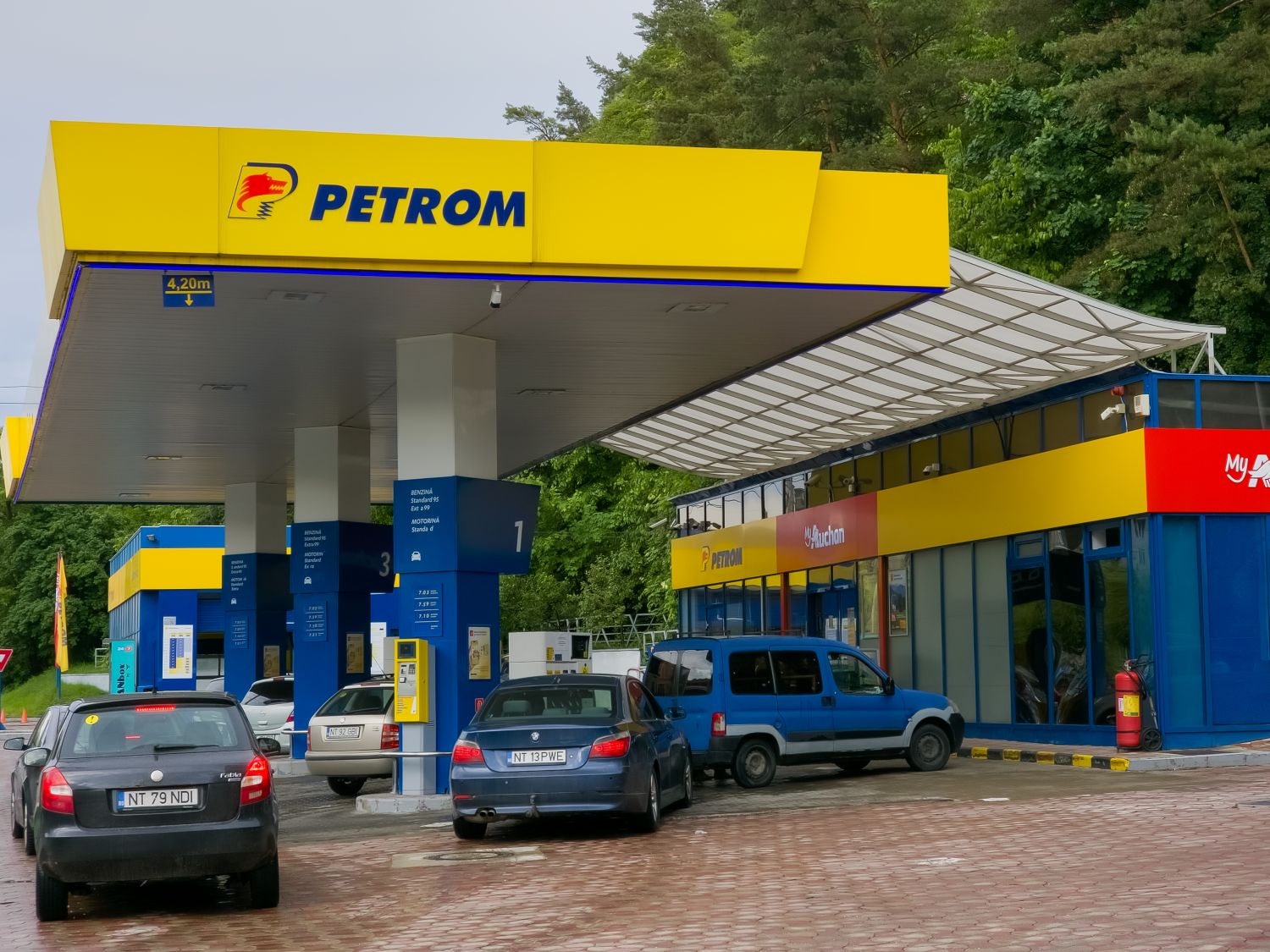 Litrul de motorină a crescut vineri, atingând valoarea de 10,09 lei la stațiile Petrom și OMV, conform informațiilor publicate de site-ul Economica