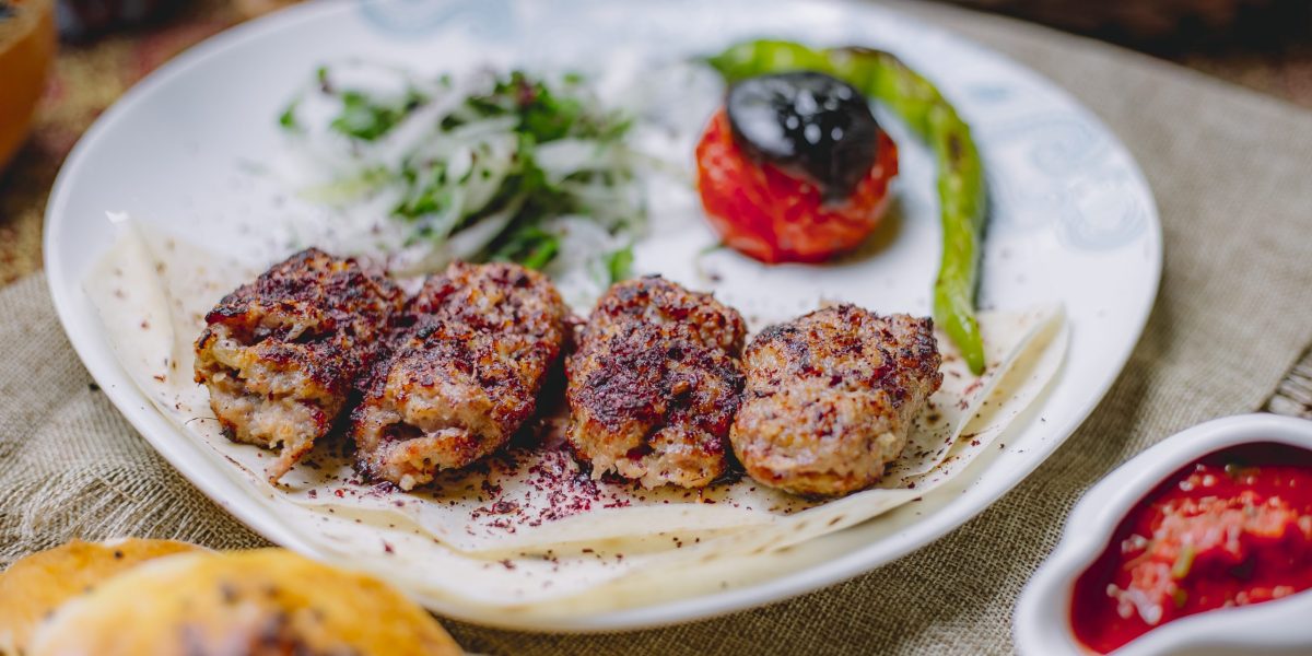 Chifteluțe la cuptor cu cartofi și ladolemono: Rețeta rapidă și delicioasă