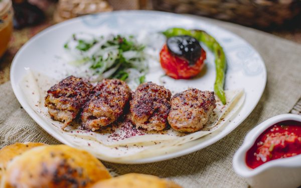 Chifteluțe la cuptor cu cartofi și ladolemono: Rețeta rapidă și delicioasă