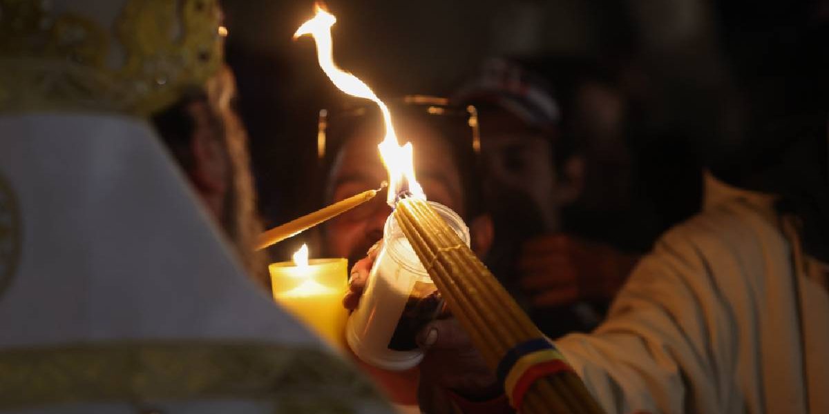 Lumina Învierii la Patriarhie: Daniel a celebrat slujba, credincioșii au primit lumină