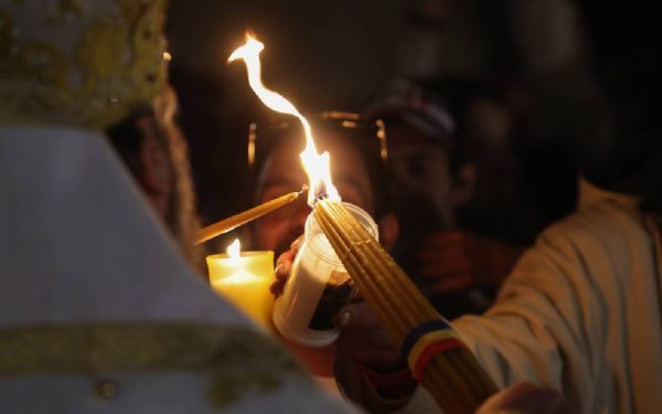 Lumina Învierii la Patriarhie: Daniel a celebrat slujba, credincioșii au primit lumină