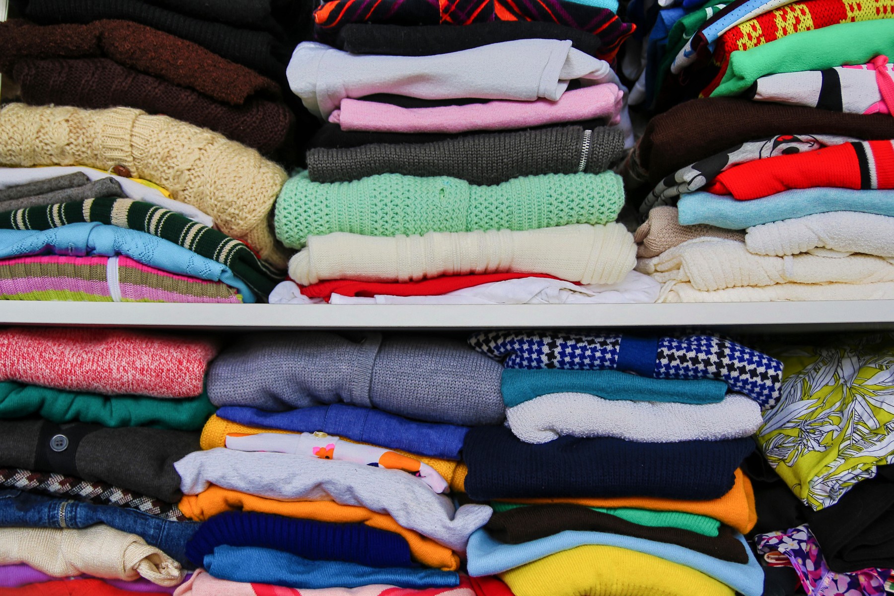 Ce faci cu hainele pe care nu le mai poți dona Mulți dintre noi ne confruntăm cu o problemă frecventă: garderoba plină, dar hainele vechi, deteriorate sau nefolosite nu mai pot fi donate